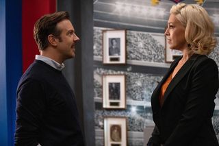 Jason Sudeikis (l.) and Hannah Waddingham in Ted Lasso