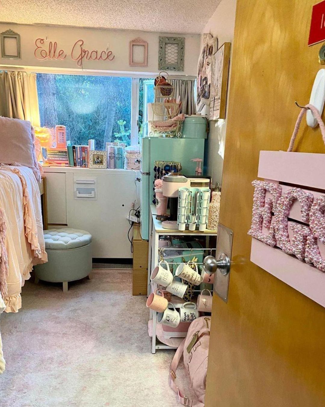 Asrama merah muda dengan pintu terbuka