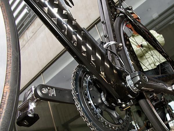 The main wire runs the full length of the down tube