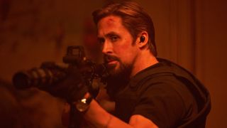 Ryan Gosling dans Sierra Six pointe un pistolet sur quelqu'un hors écran dans The Gray Man sur Netflix.