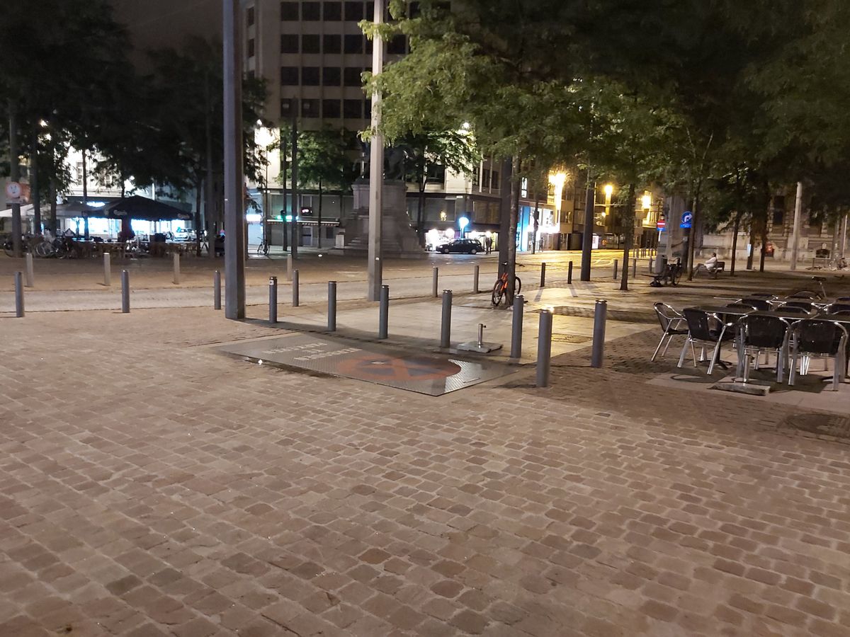 's Nachts worden de lichtbronnen vaak overdreven in vergelijking met de donkere delen