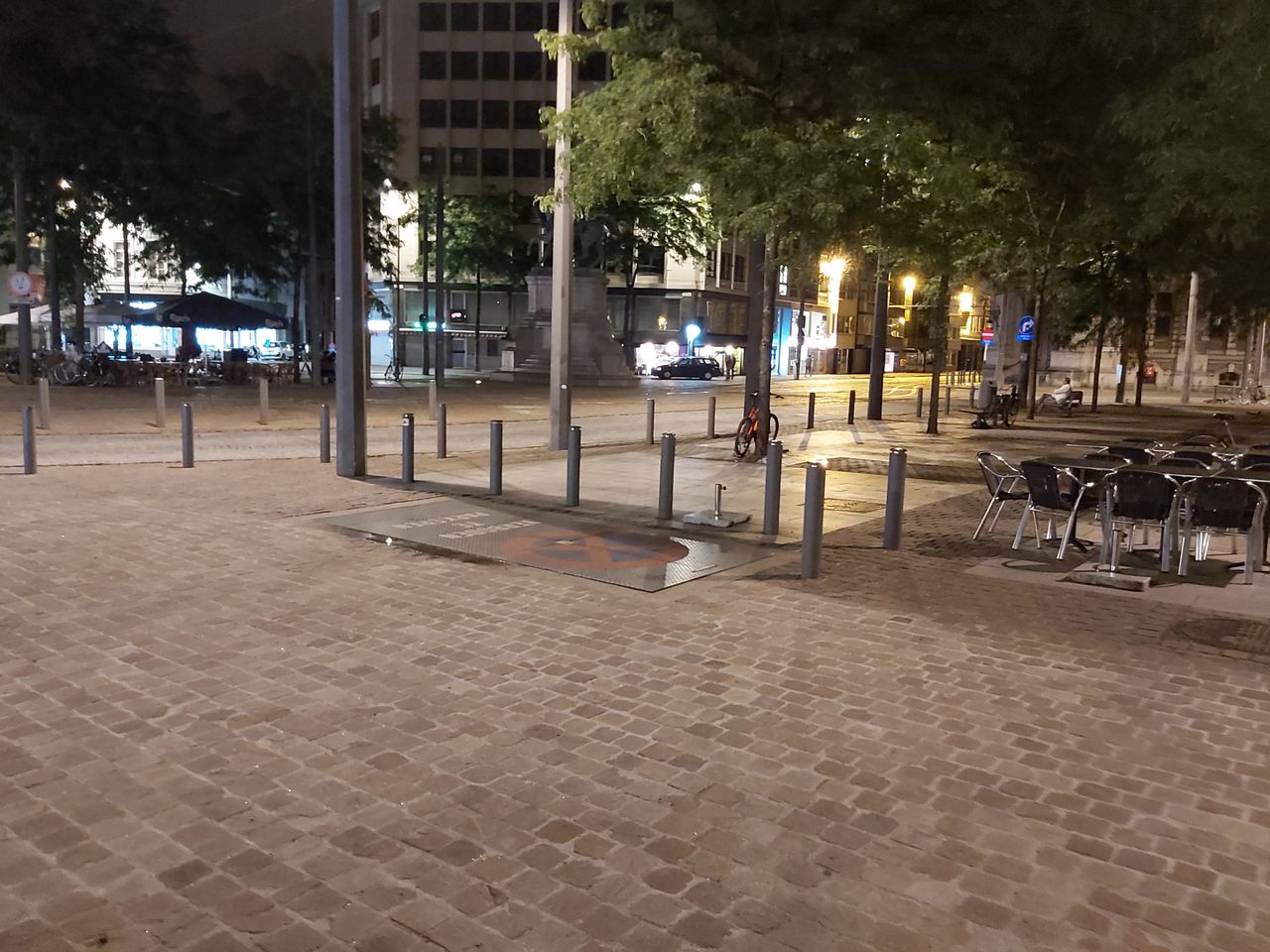 's Nachts worden de lichtbronnen vaak overdreven in vergelijking met de donkere delen