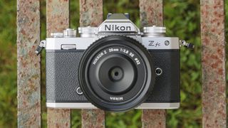 Kameraet Nikon Z fc på en parkbenk.