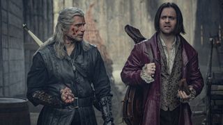 Geralt und Jaskier gehen eine Gasse entlang, während sie in The Witcher Staffel 3 miteinander reden