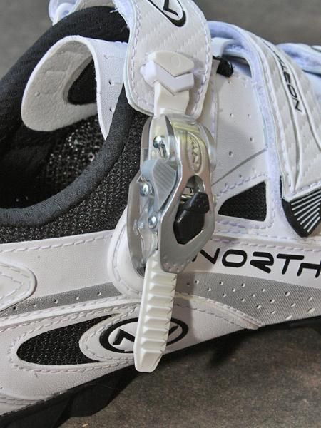 The excellent buckle includes both full-release and one-step release functions for easier on-the-bike fit adjustments.