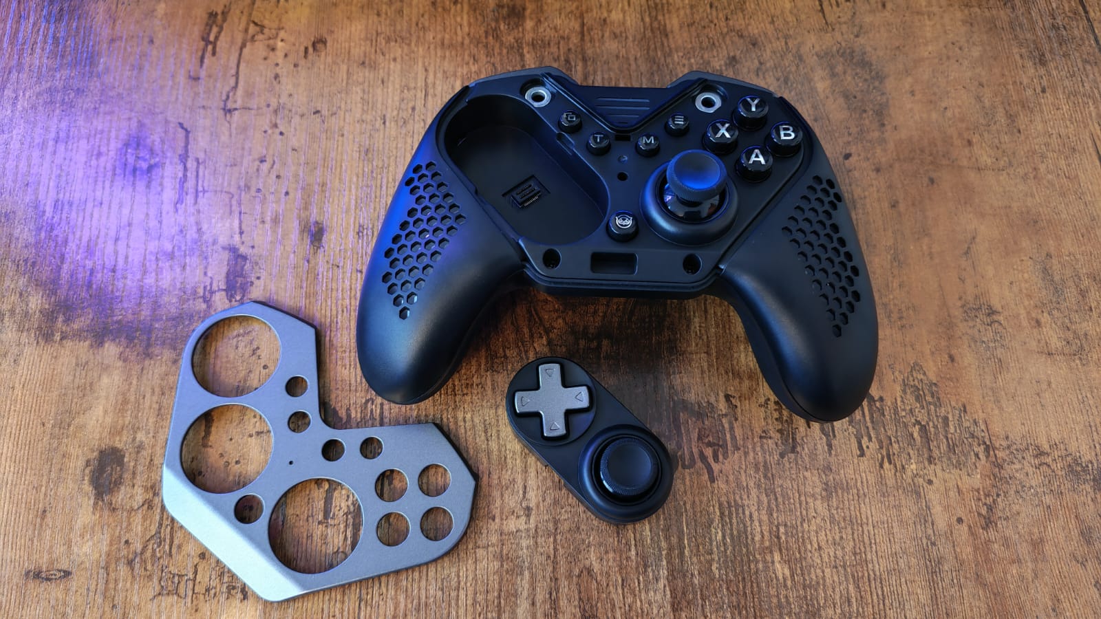 A Nyxi Flexi disassembled on a desk