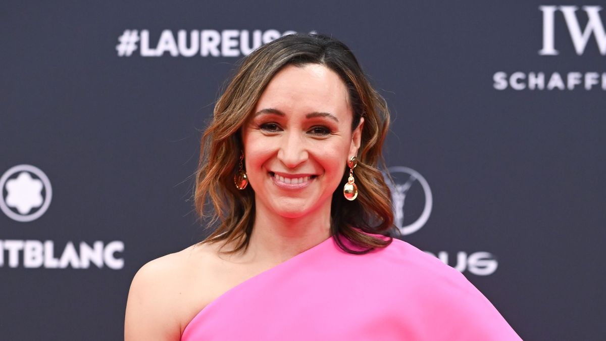 Jessica Ennis-Hill goes for ultimate poolside glamour in green and white swimsuit – here’s where to buy it