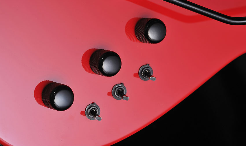 Three mini-switches and three knobs make for a fairly cramped feel