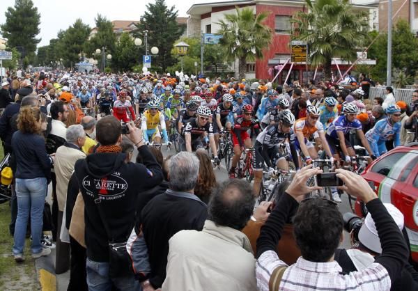 The peloton rolls out of Porto Recanti