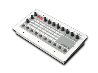 Eight knobs enable you to tweak your currently-loaded synth's parameters.