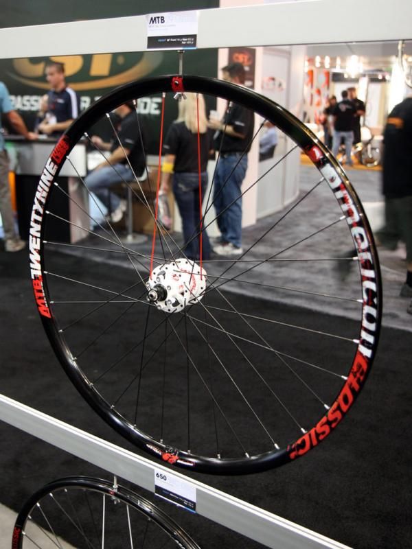 American Classic says its 29" disc wheelset weighs just over 1,600g.