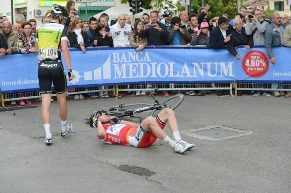 Points classification leader Matt Goss (Orica-GreenEdge) crashes dramatically on the final corner of stage 9