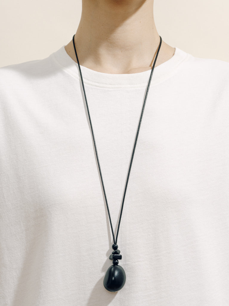 The Pendant Necklace in Black