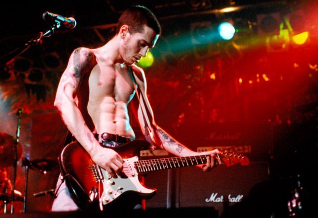 red-hot-chili-peppers-admit-they-copied-jimi-hendrix-on-breaking-the-girl-guitar-world