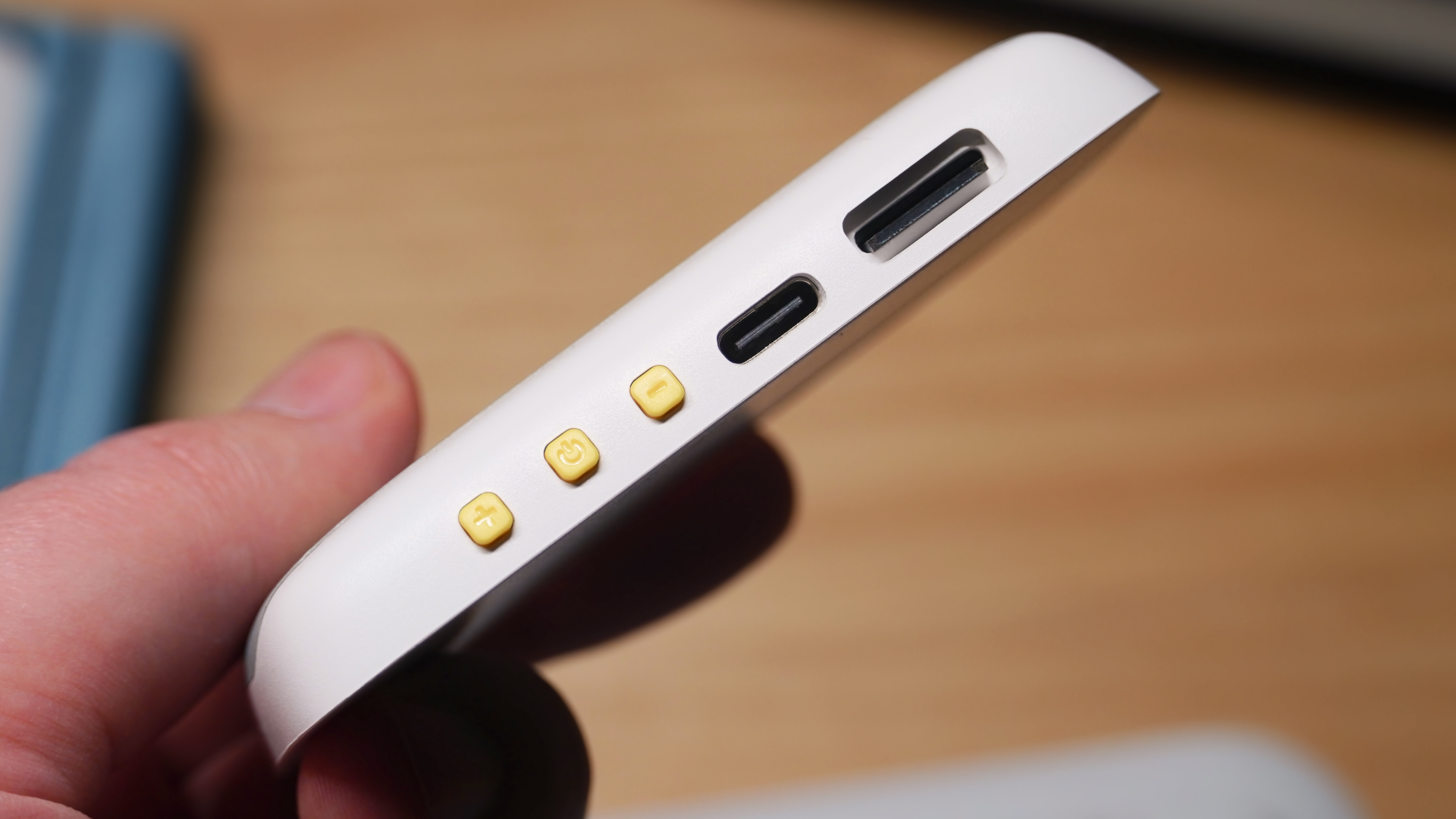 Το ηχείο Jabees Peace Pillow στο χέρι που δείχνει τα κουμπιά και τις θύρες.