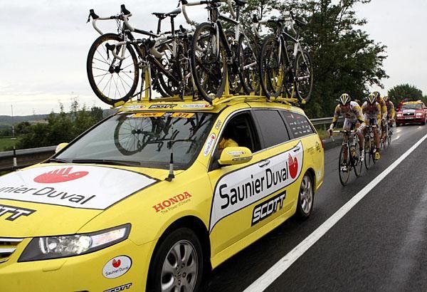 Saunier Duval does a team time trial to get Riccardo Ricc&ograve; back into the peloton after his crash.