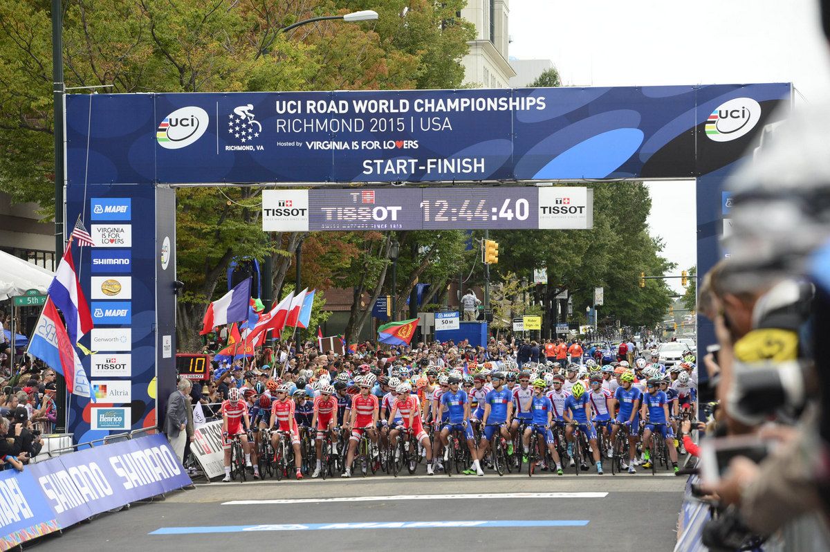 The Danish and Italian team on the front at the start