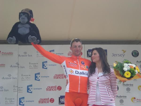 Beno&icirc;t Daeninck (Roubaix Lille Metropole) received the mascot of the Tour de Bretagne: the gorilla who made the zoo of Jersey famous.