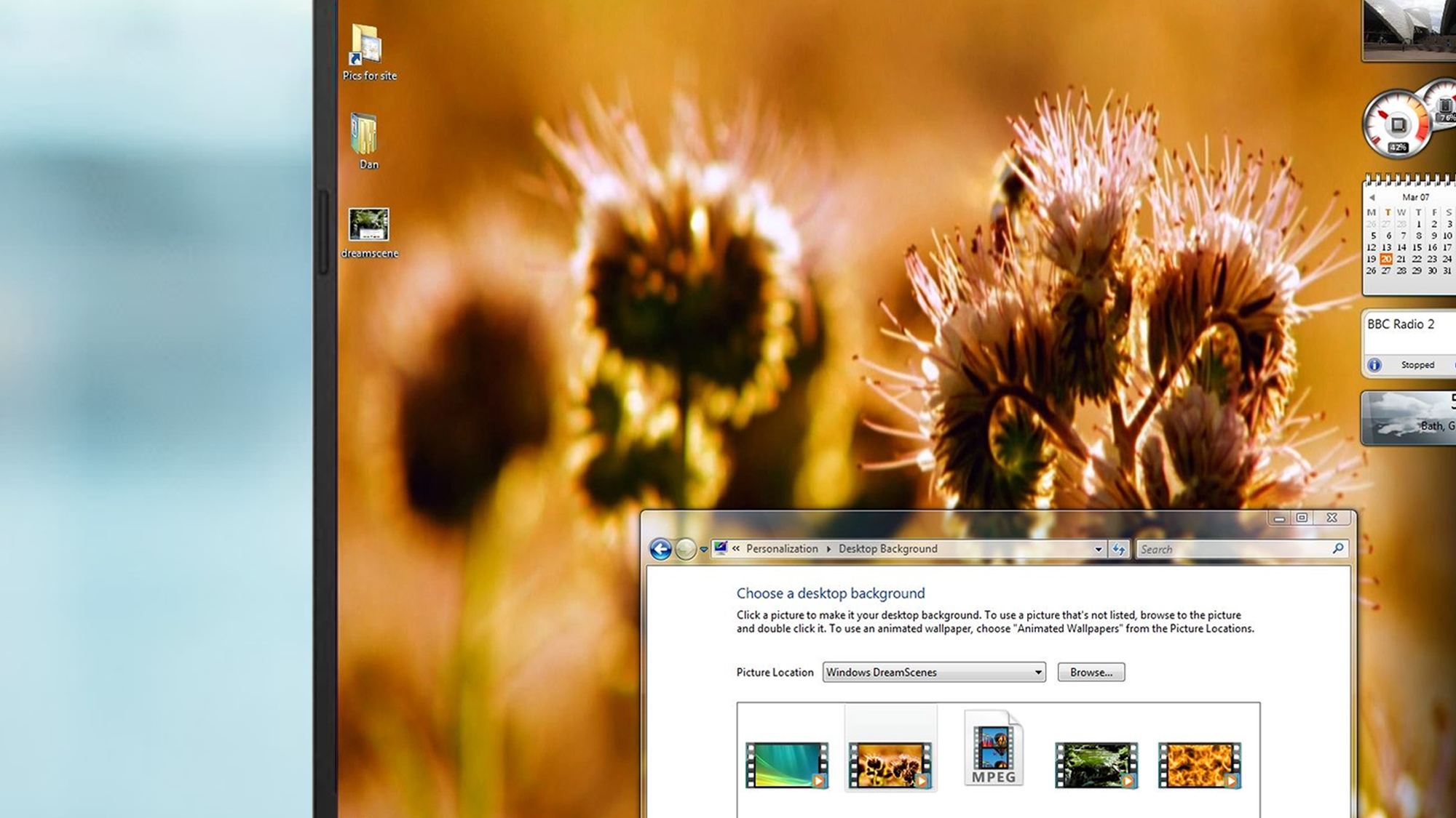A laptop screen showing Windows Vista&#039;s wallpaper options
