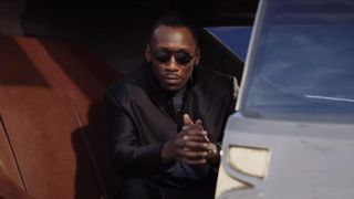 Mahershala Ali som solglasögonvärvvektor i Alita: Battle Angel