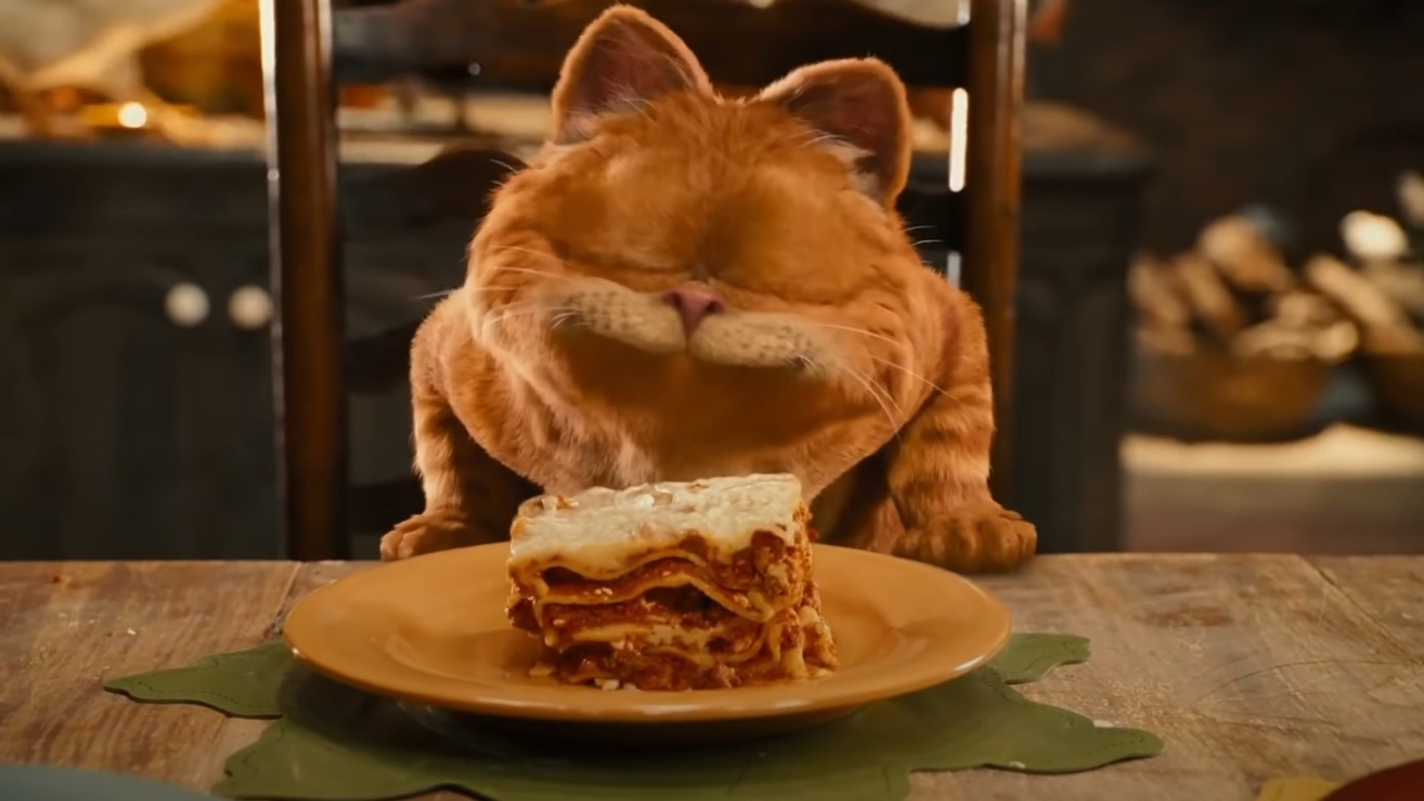 Garfield oliendo lasaña en Garfield: A Tail of Two Kitties