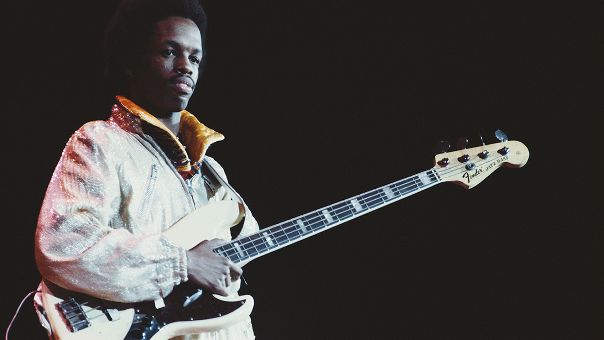 Bass guitarist Verdine White of American multi-genre band Earth, Wind &amp; Fire, circa 1977. 