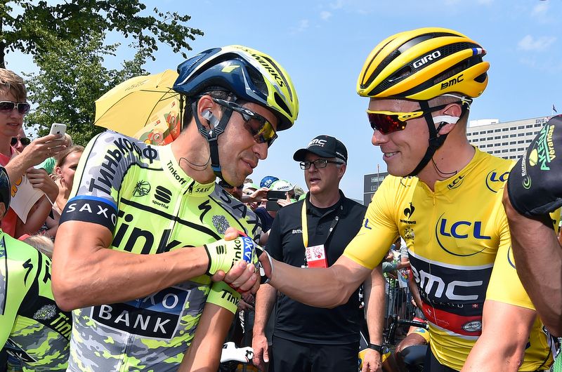 Alberto Contador and Rohan Dennis shake hands
