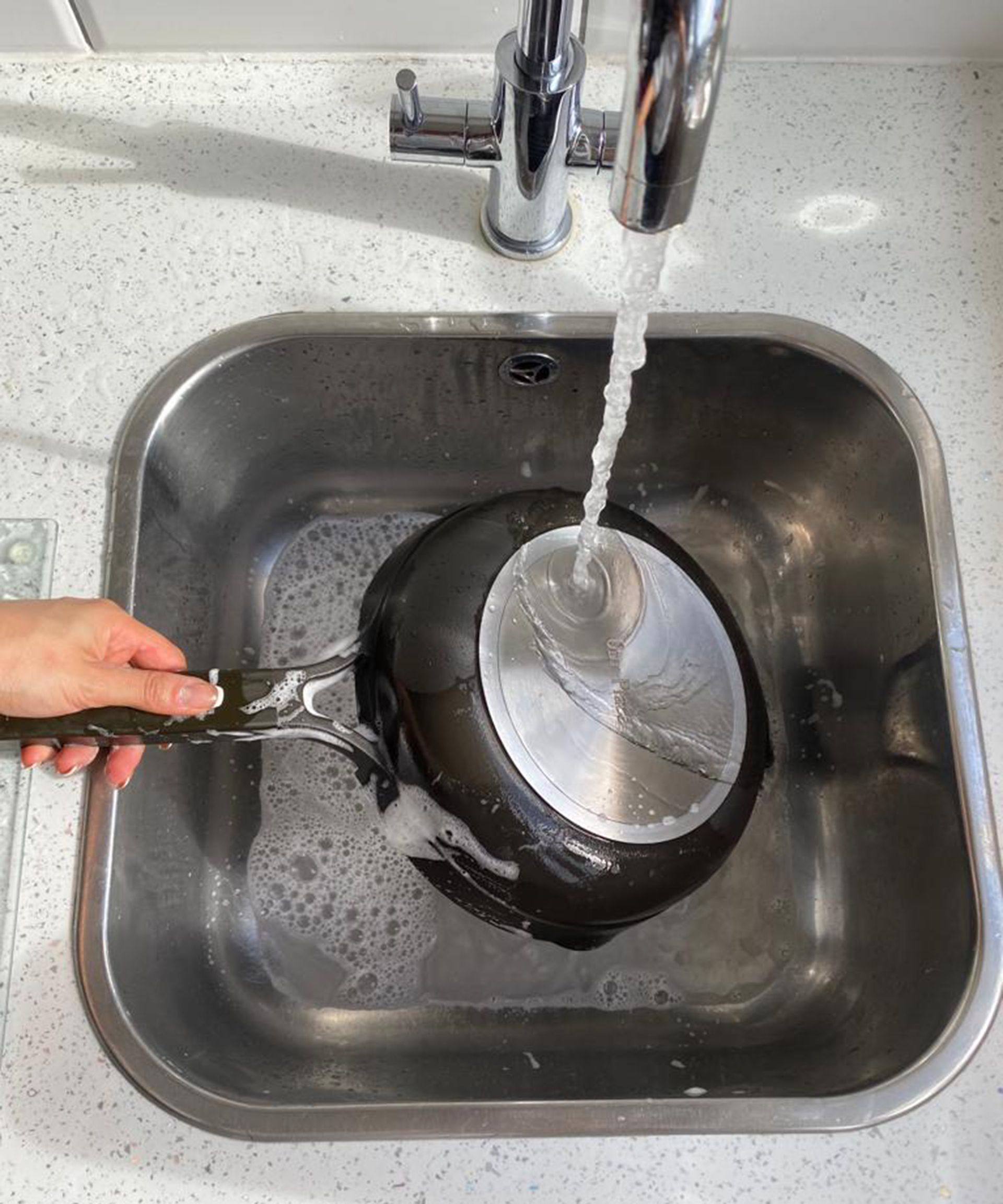 Bilas bagian bawah Tempat Kami Selalu Pan di wastafel dapur