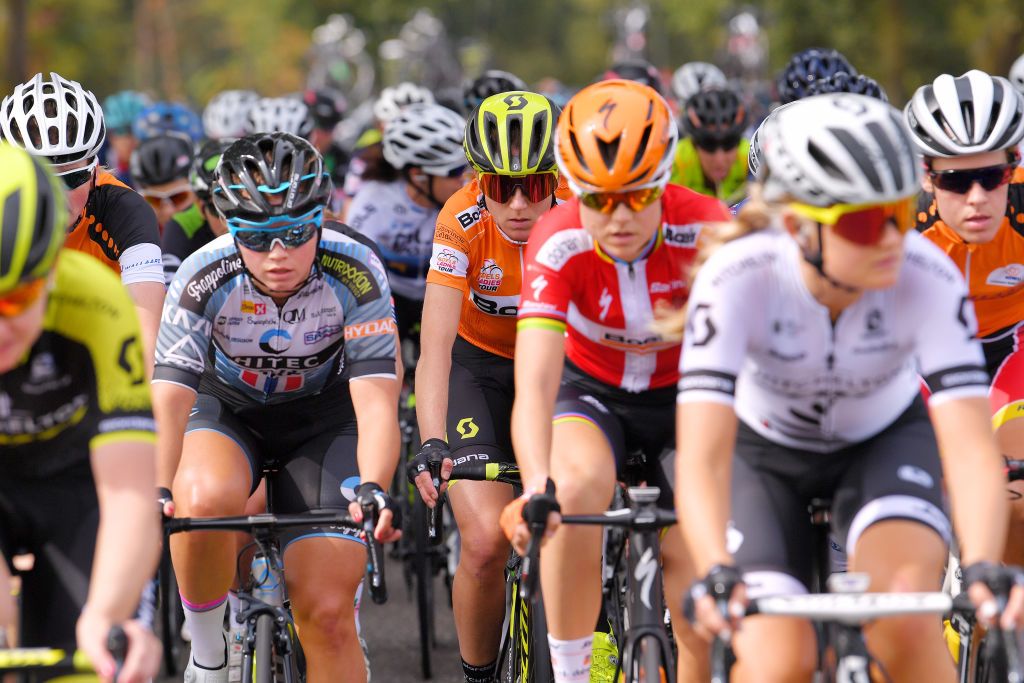 Annemiek van Vleuten shadows Amalie Dideriksen