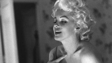 Marilyn Monroe Putting on Chanel No 5