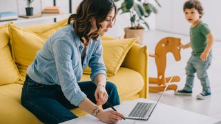 Femme travaillant à domicile avec un enfant