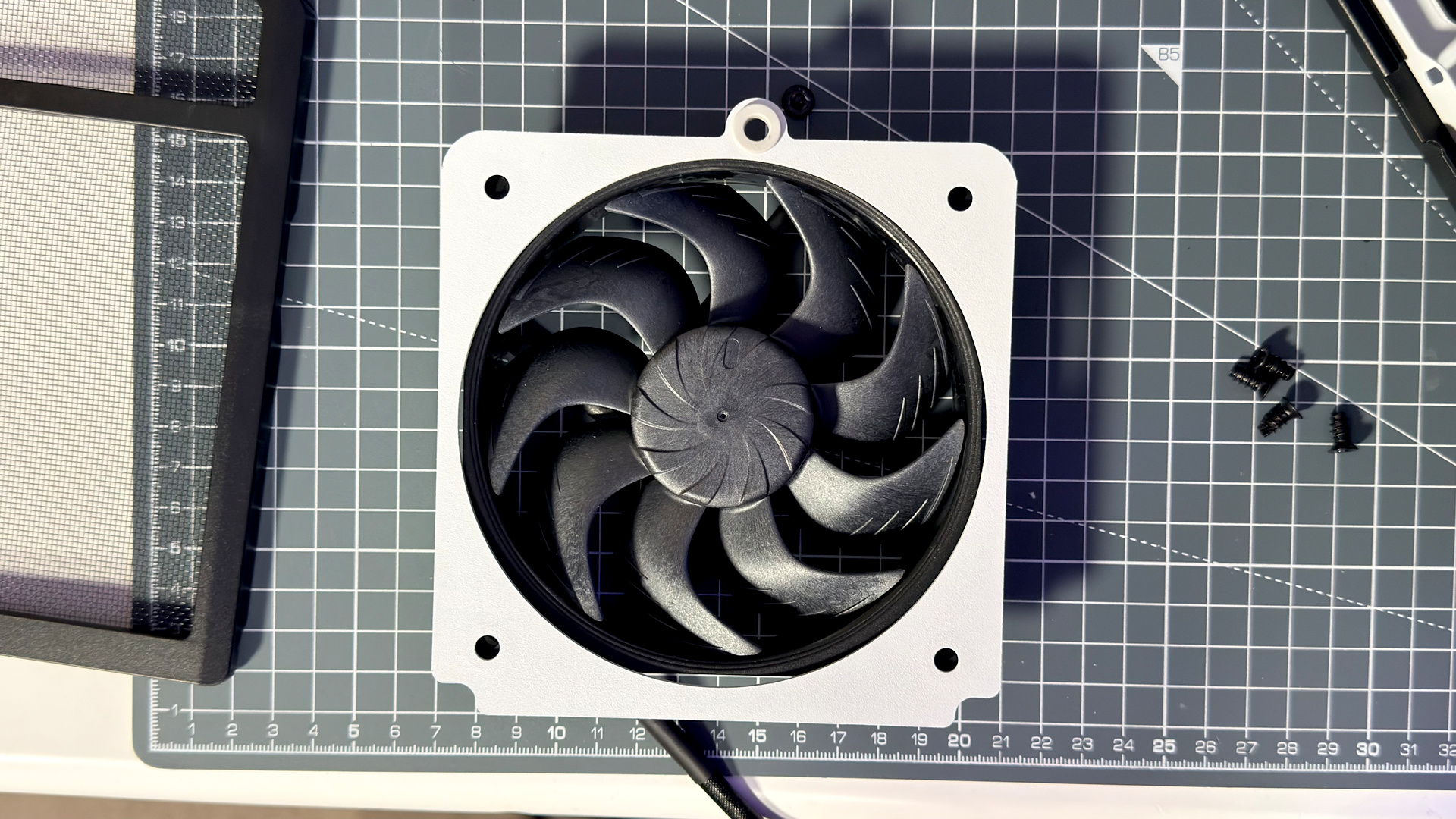 The Havn HS 360 PC case in black and white on a desk.