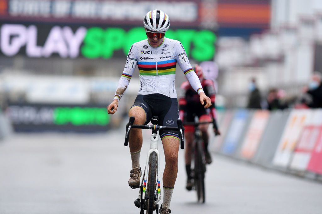 ZOLDER BELGIUM DECEMBER 27 Lucinda Brand of The Netherland and Team Baloise Trek Lions celebrates winning ahead of Fem Van Empel of The Netherlands and Team Pauwels Sauzen Bingoal during the 17th Superprestige HeusdenZolder 2021 Womens Elite SuperprestigeCX SPHeusdenZolder on December 27 2021 in Zolder Belgium Photo by Luc ClaessenGetty Images