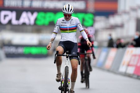 Lucinda Brand of Baloise Trek Lions holds off Fem Van Empel of Pauwels Sauzen-Bingoal to win Superprestige Heusden-Zolder 