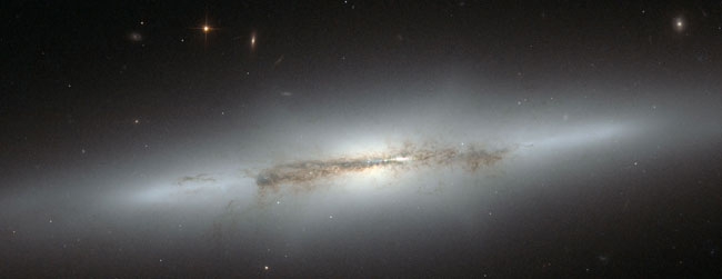 Hubble Spies Galaxy&#039;s Big Bulge