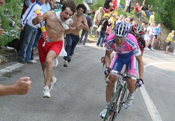 Damiano Cunego (Lampre-NGC) supported by a wild fan.