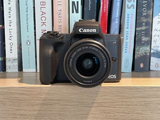 Et kamera av typen Canon EOS M50 Mark II i en bokhylle.