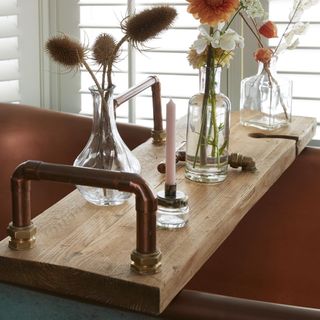 Scaffolding bath tray with vases