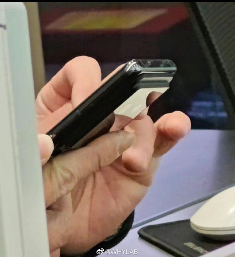 Oppo Find X6 in hand