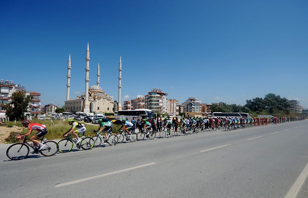 The peloton racing through stage 5 at Tour of Turkey