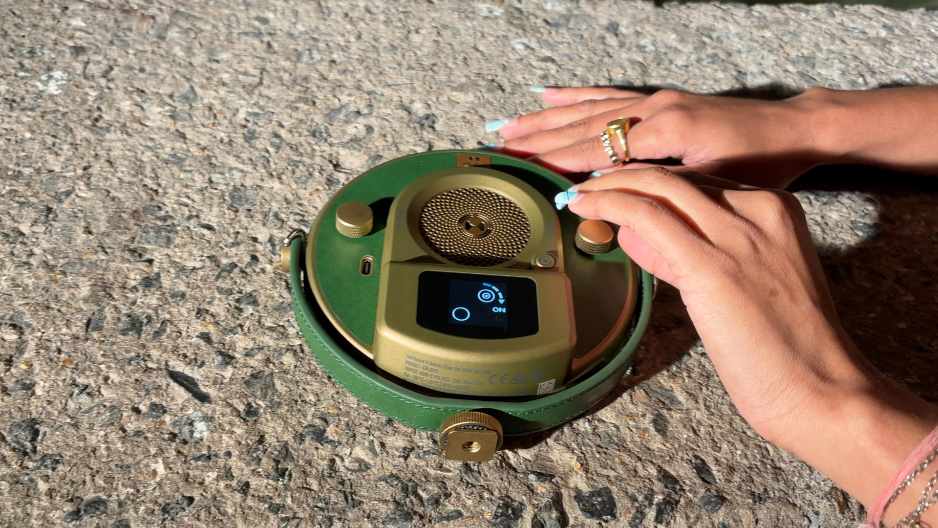 The two knobs on the rear of the Sol 30 double up as buttons, enabling you to adjust a host of properties such as intensity, color temperature, or Hue value.