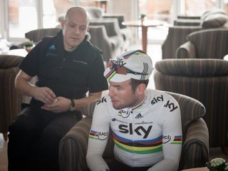 Dave Brailsford keeps a watchful eye over Mark Cavendish (Team Sky)