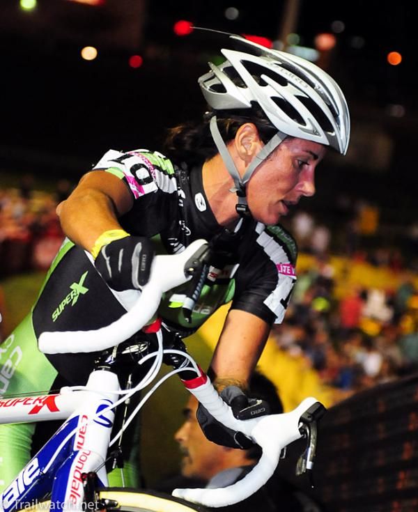 Nicole Duke (Cannondale p/b Cyclocrossworld) running a 180-degree turn.