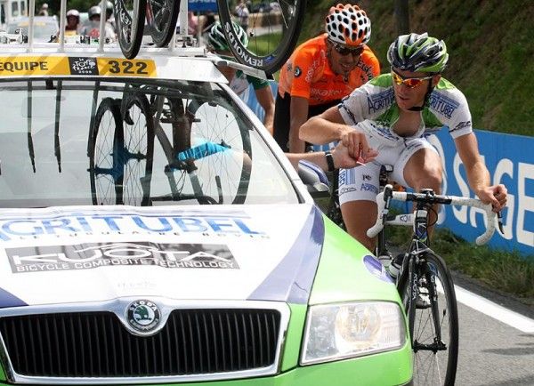 In the breakaway, Romain Feillu (Agritubel) gets some food from his team car.
