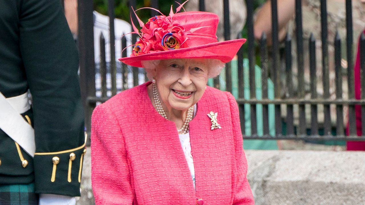 Queen Elizabeth&#039;s washing up habit explained. Seen here is Queen Elizabeth during an inspection of the Balaklava Company, 5 Battalion The Royal Regiment of Scotland