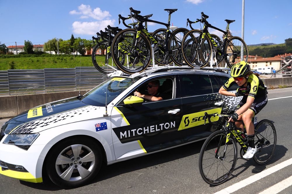 Jenelle Crooks (Mitchelton-Scott) at the team car