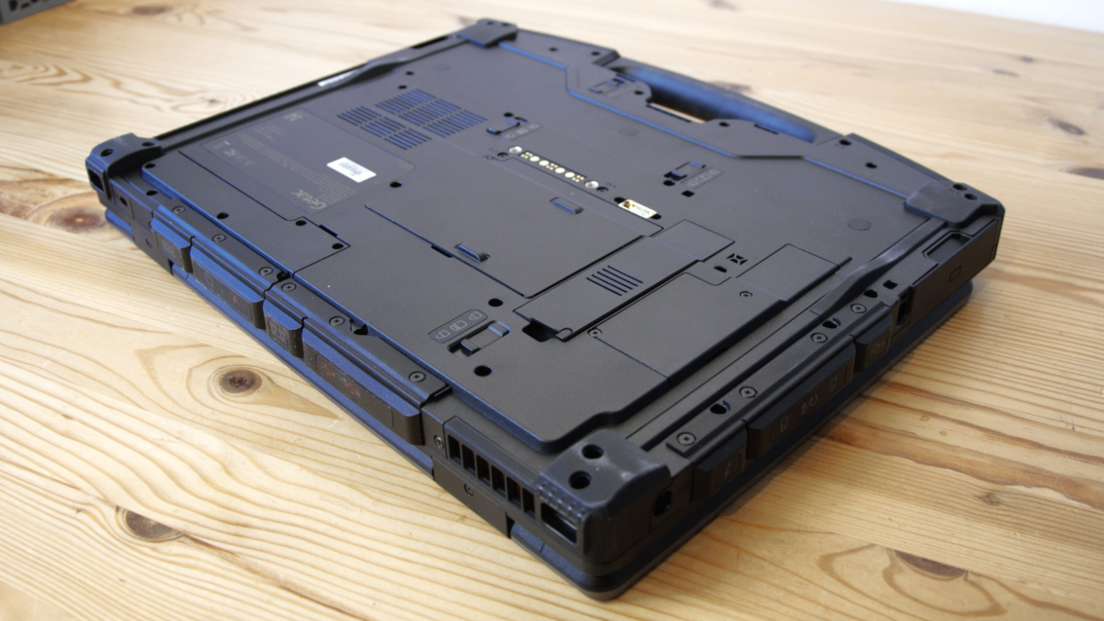 thumbnail image 2 of GETAC S410 G3 Rugged Laptop – 14″ FHD Touch, I5-8265U, 16GB RAM, 512GB SSD, GPS, 2 Batteries 2 of 6