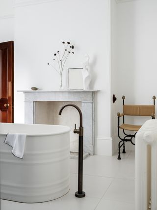 A bath tub in a relaxing bathroom