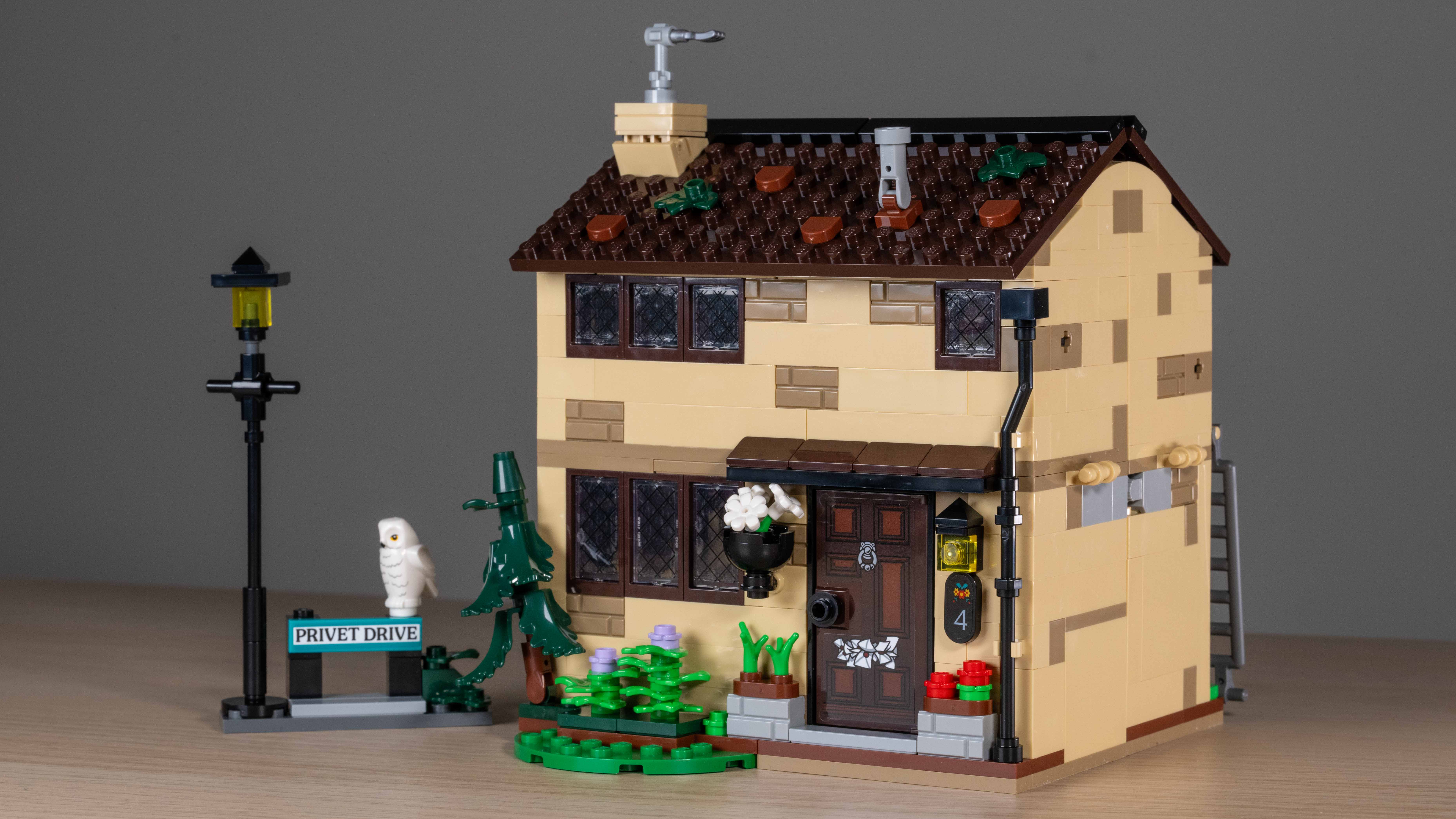 Lego Privet Drive: Aunt Marge's Visit (76451) 3/4 front view