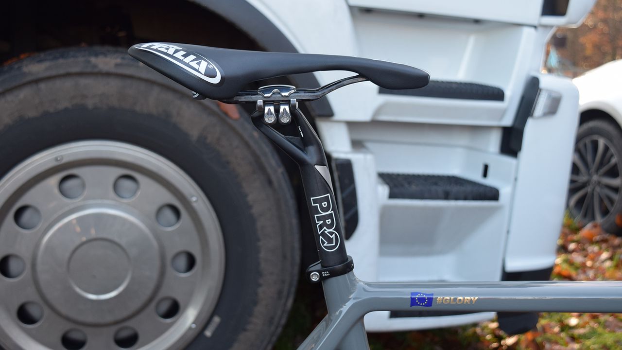 Van der Poel pairs the frame with a PRO Vibe carbon seat post and Selle Italia saddle.